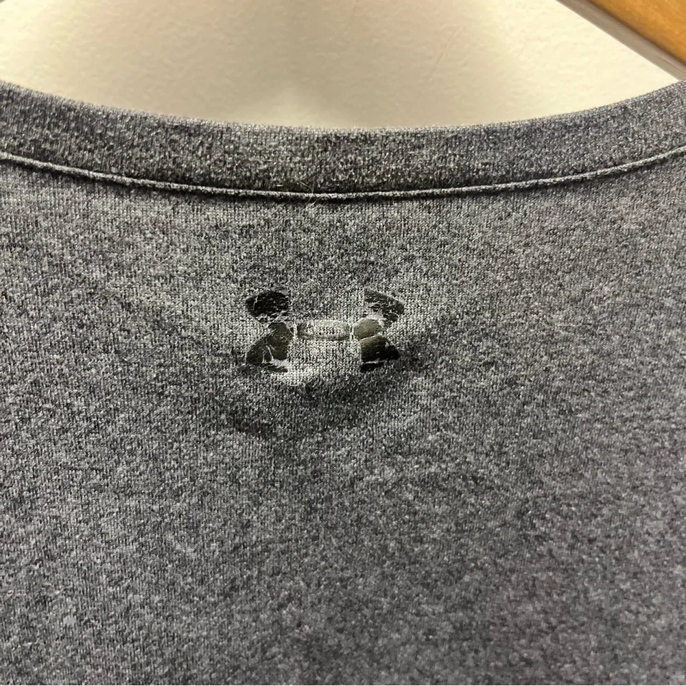 Under Armour grey stretchy active shirt size‎ L - Picture 5 of 6